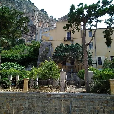 77 Guest house *